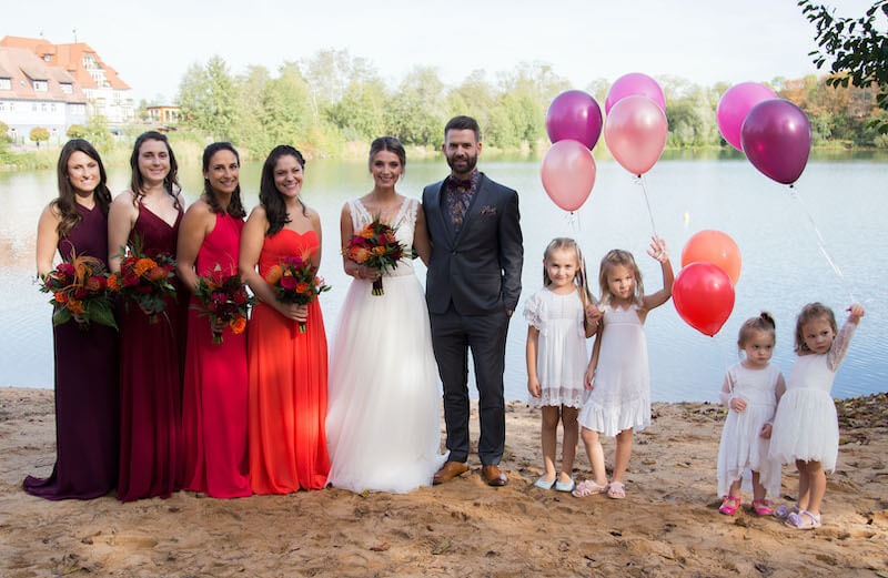 Gruppenfoto mit Brautjungfern und Blumenmädchen