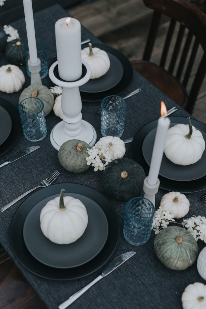Herbstliche Tischdeko in Grau und Weiß