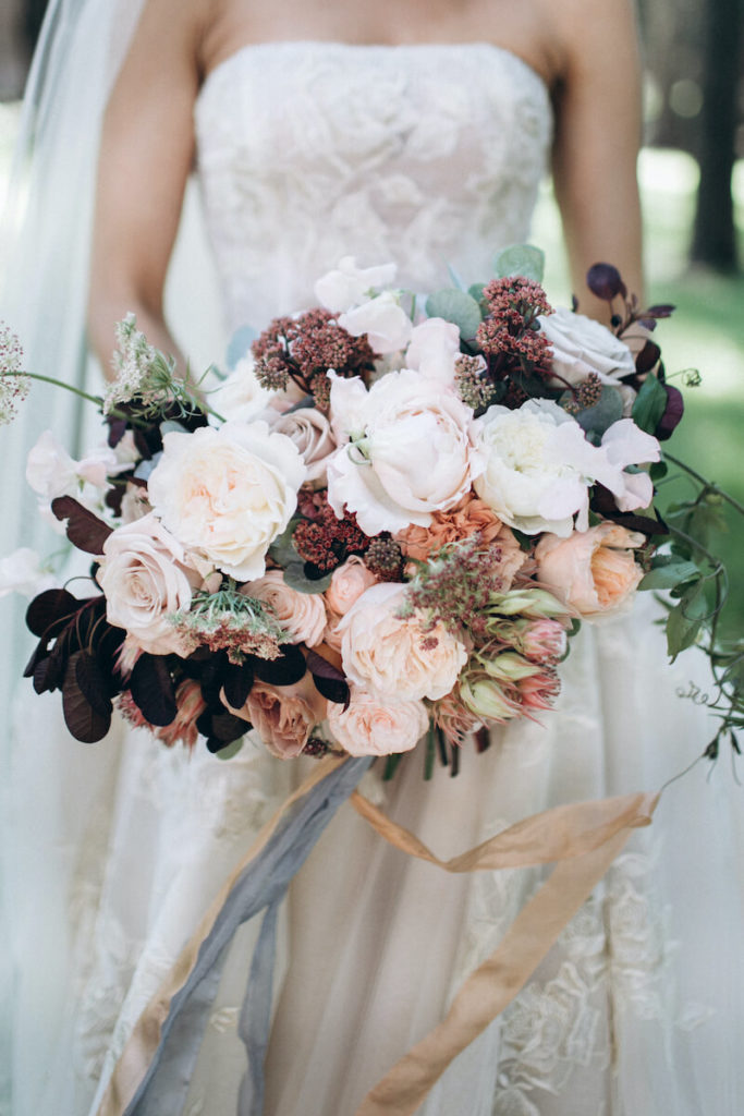 Brautstrauß in Burgunder, Weiß und Lilatönen