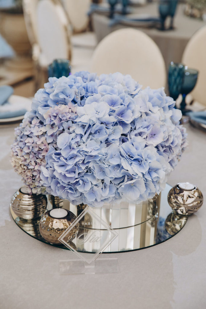Elegantes Centerpiece mit blauen Hortensien