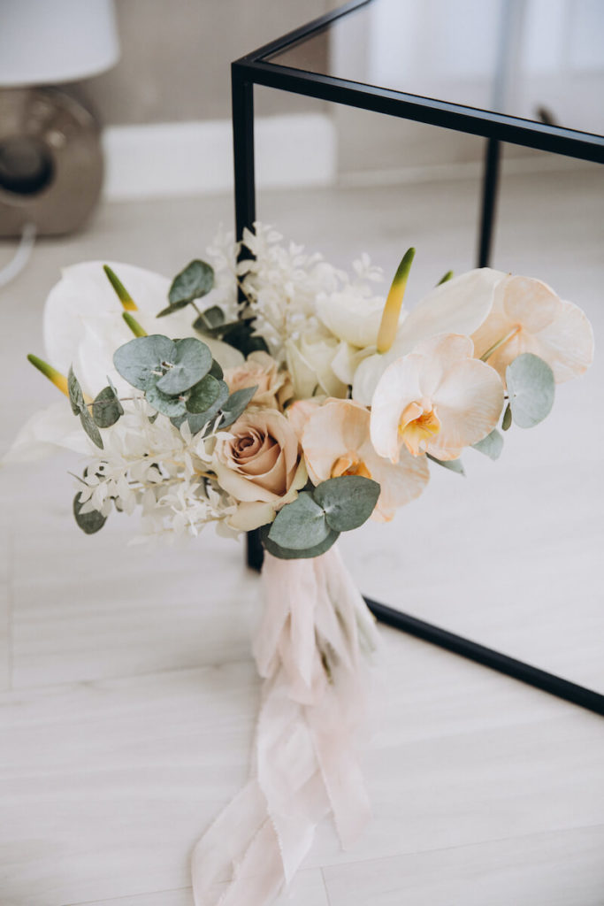 Heller Brautstrauß mit Anthurien und Orchideen