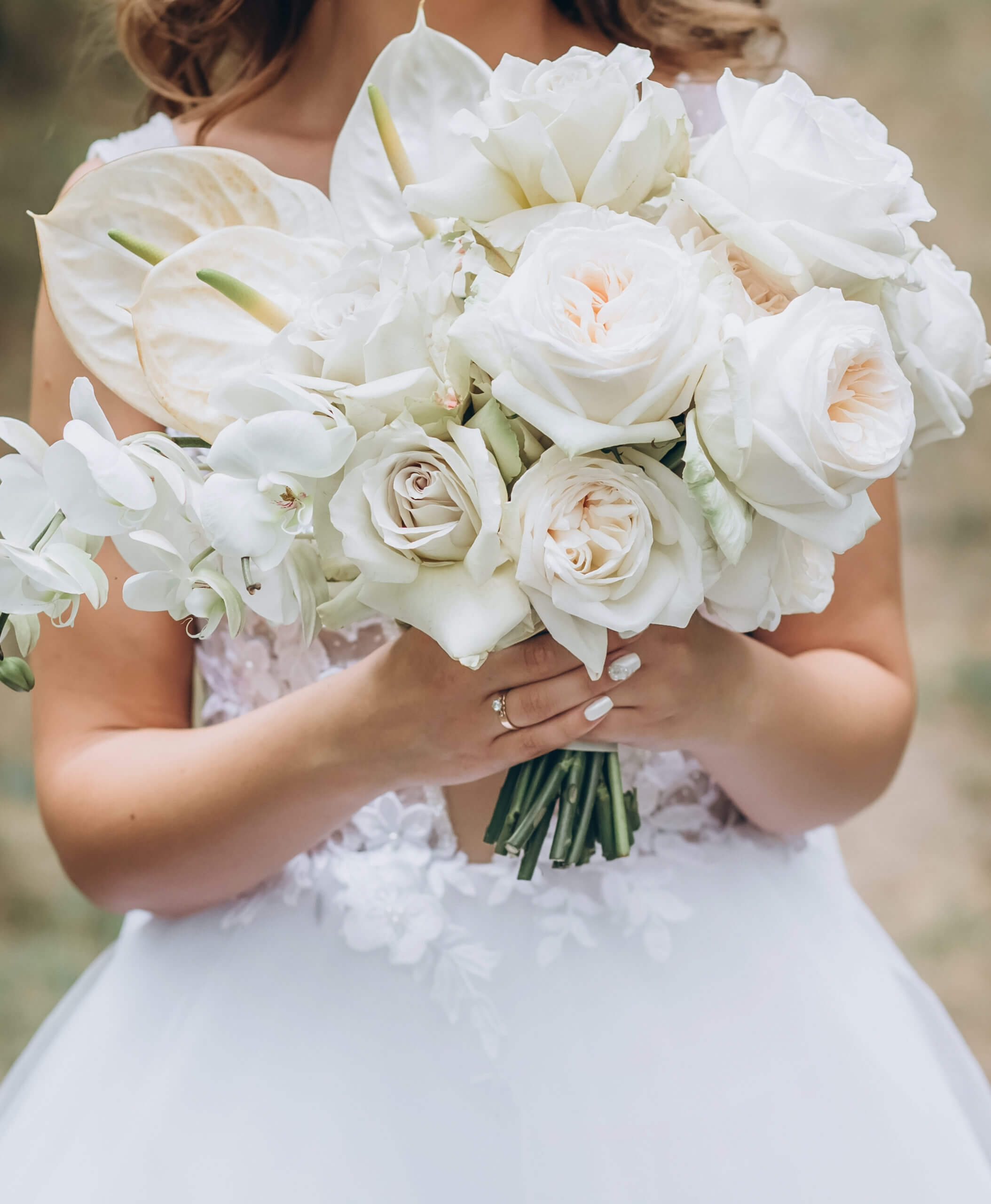 Brautstrauß in Weiß mit Rosen und Anthurien