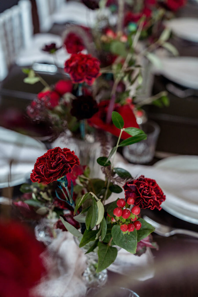 Rote Tischblumen