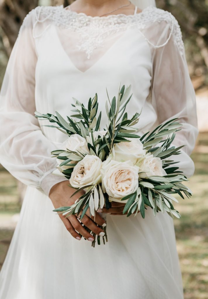 Brautstrauß in weiß mit Olivenblätter