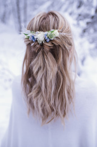Brautfrisur halboffen mit Haarblumen