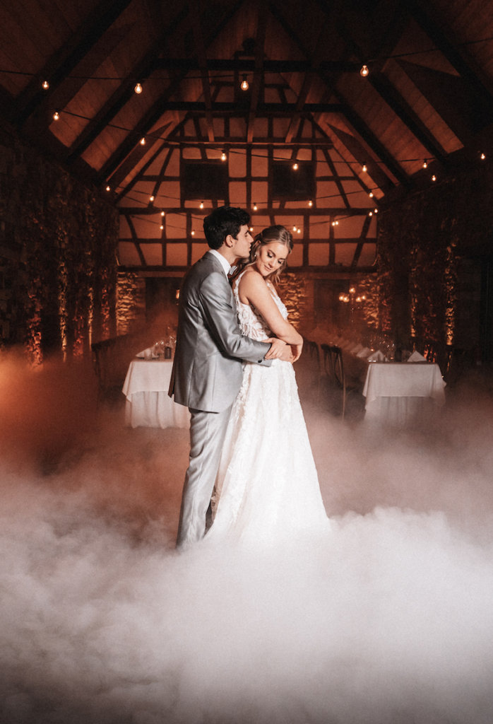 Hochzeitstanz bei Nebel