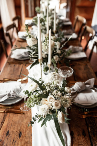 elegante Tischdeko in Weiß und Grün