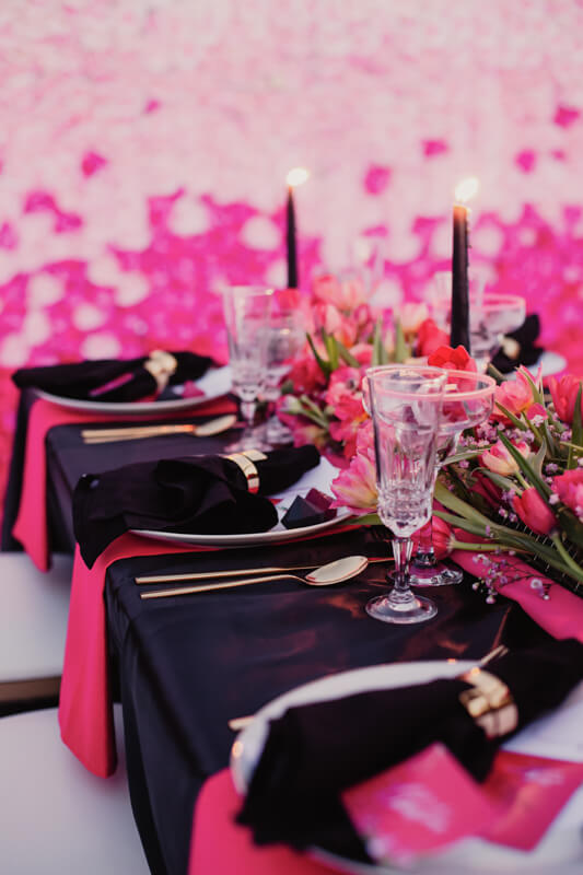 Edgy meets Pink: Rockige Hochzeit - Tischdeko
