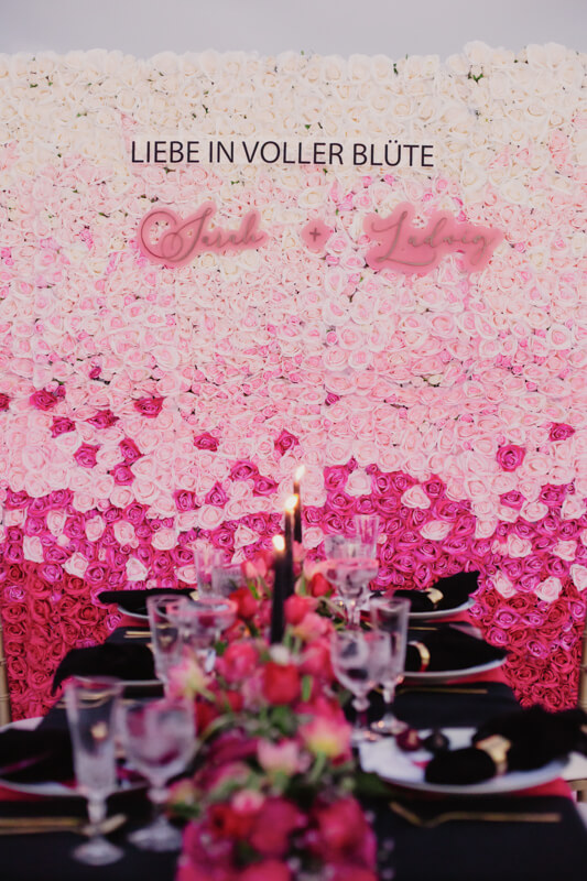 Edgy meets Pink: Rockige Hochzeit - Flowerwall