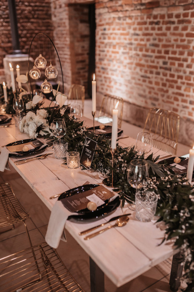 Elegant rustikale Hochzeit - Greenery Tischdeko mit Teelichtern