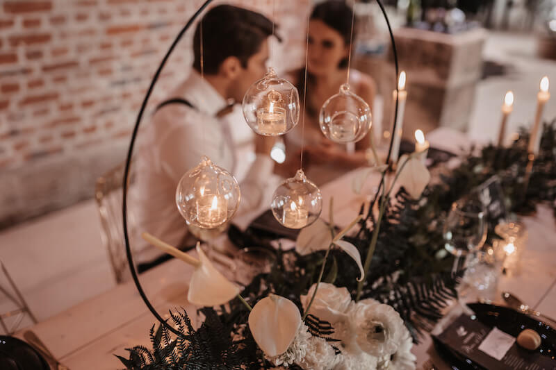Elegant rustikale Hochzeit - Greenery Tischdeko mit Teelichtern