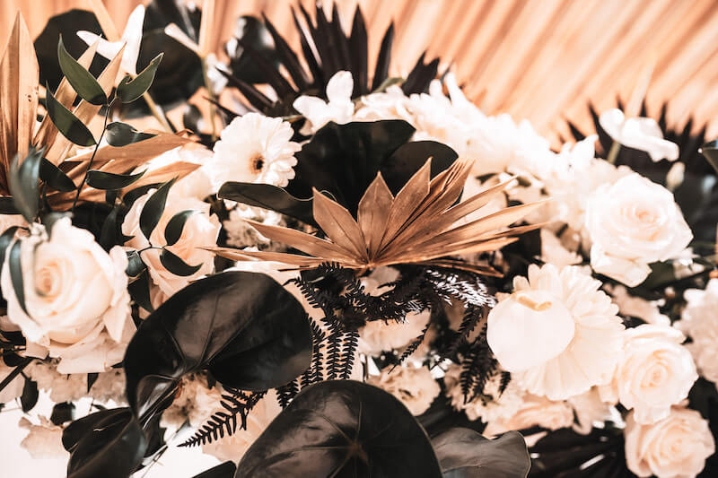 Elegant rustikale Hochzeit - Goldene Palmblätter