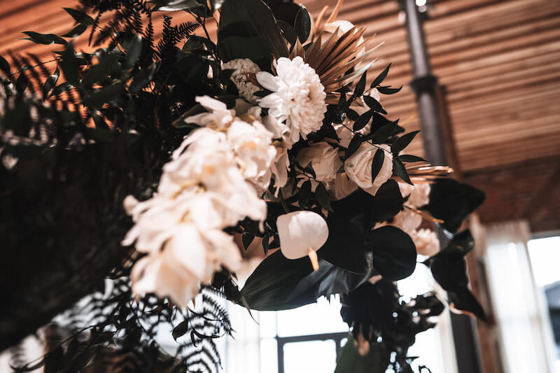 Elegant rustikale Hochzeit - Goldene Palmblätter und weiße Blüten
