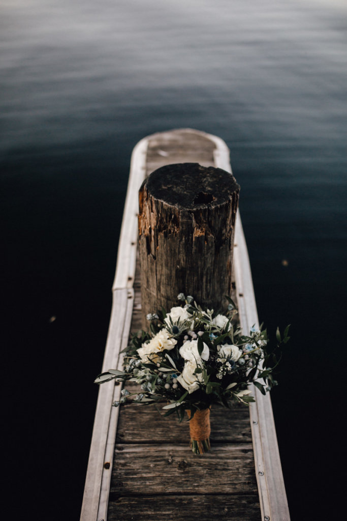 Hochzeit auf einem Schiff - Brautstrauß am Steg