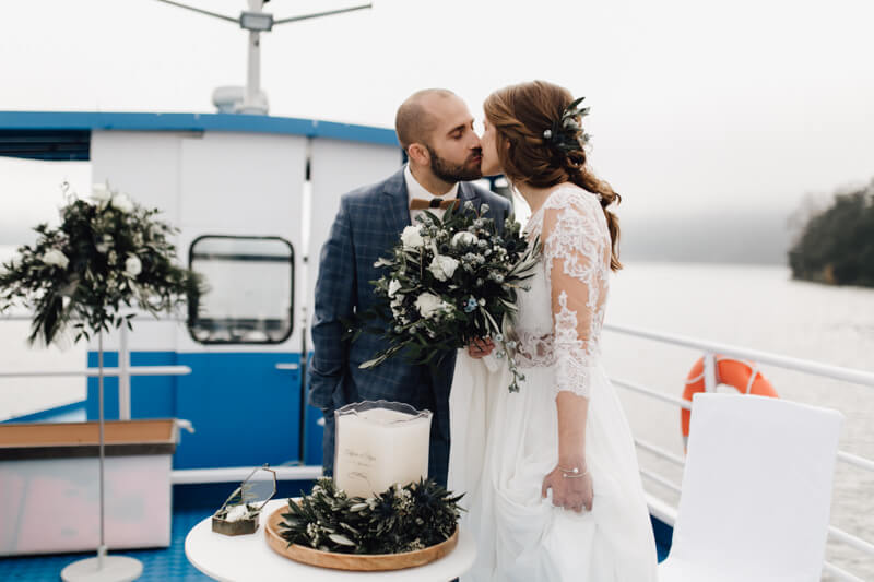 Hochzeit auf einem Schiff - Brautkuss