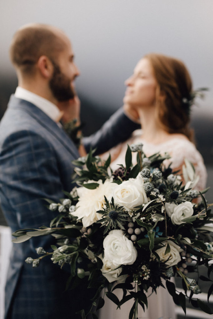 Hochzeit auf einem Schiff - Greenery Braustrauß mit weißen Rosen