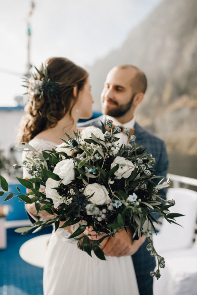 Hochzeit auf einem Schiff - glückliches Brautpaar
