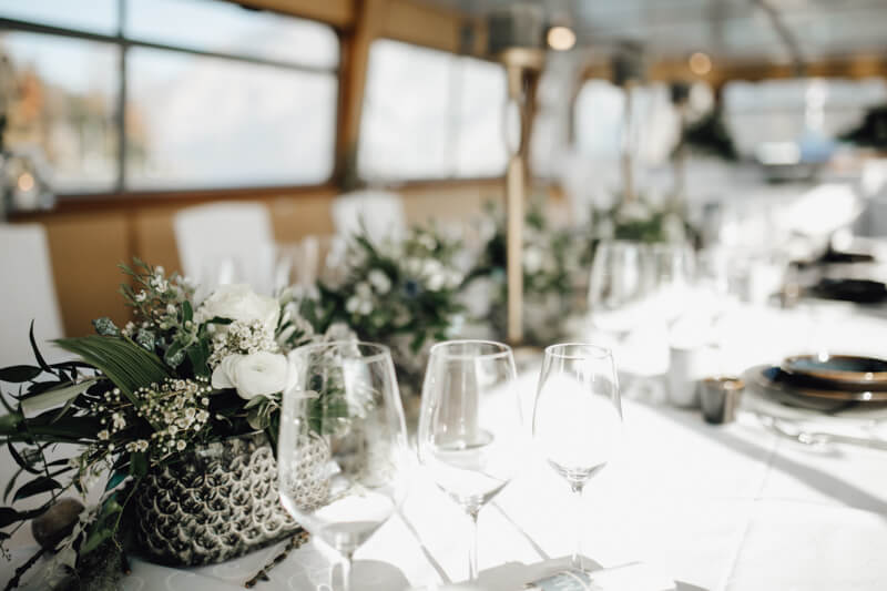Hochzeit auf einem Schiff - Greenery Tischdeko