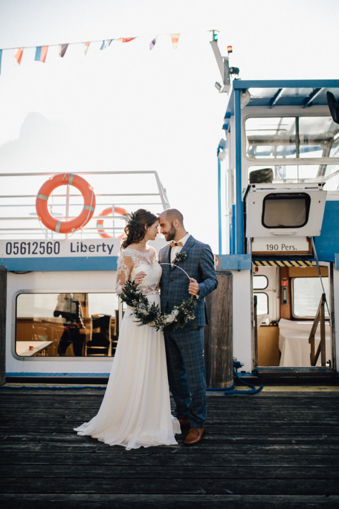 Hochzeit auf einem Schiff - Brautpaar am Steg