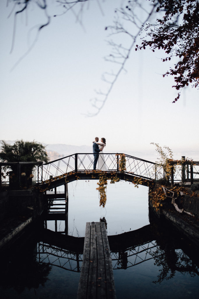 Hochzeit auf einem Schiff - Brautpaar auf einer Brücke