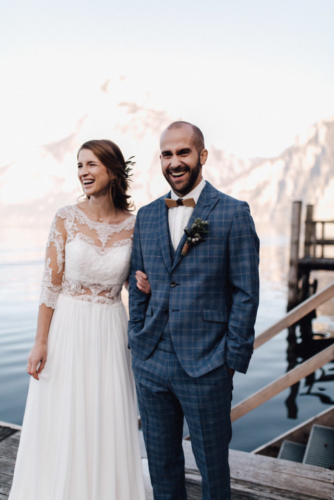 Hochzeit auf einem Schiff - glückliches Brautpaar