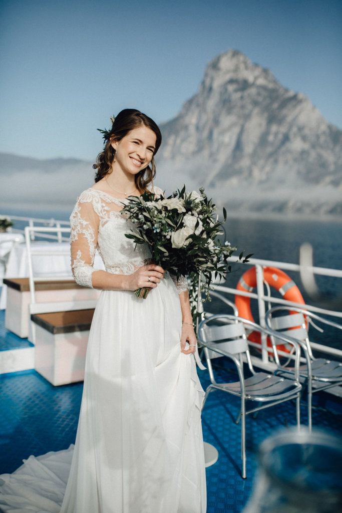 Hochzeit auf einem Schiff - Braut auf dem Deck