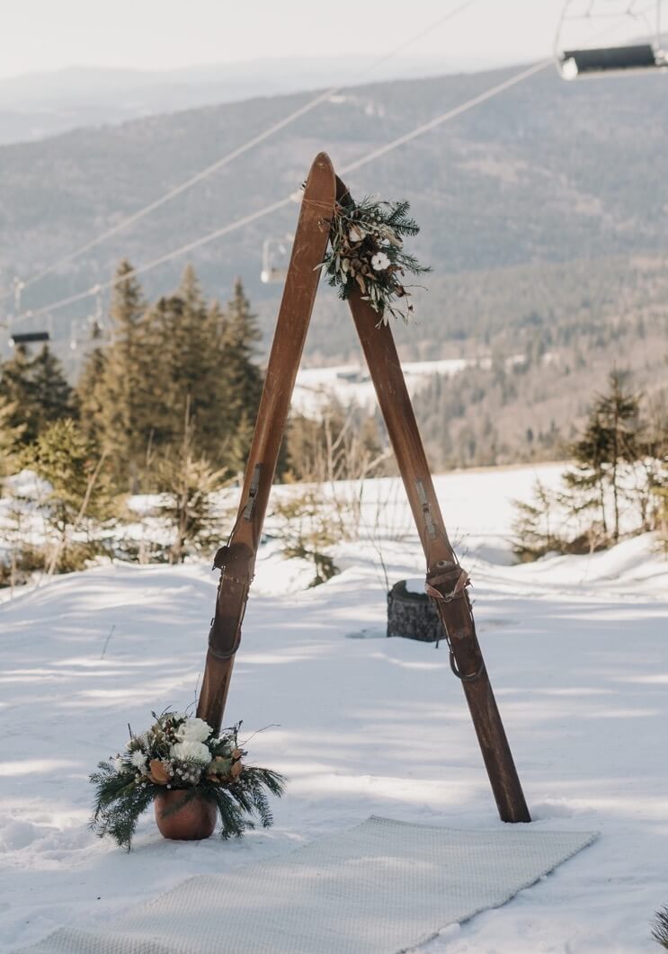 Hochzeit in den Bergen: Traubogen aus alten Skiern
