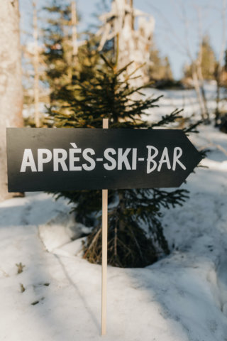 Hochzeit in den Bergen: Schild zur Après Ski Bar