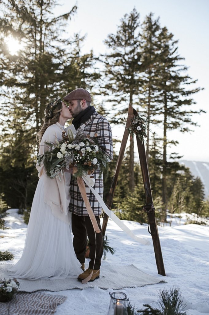 Hochzeit in den Bergen: Hochzeitskuss im Schnee