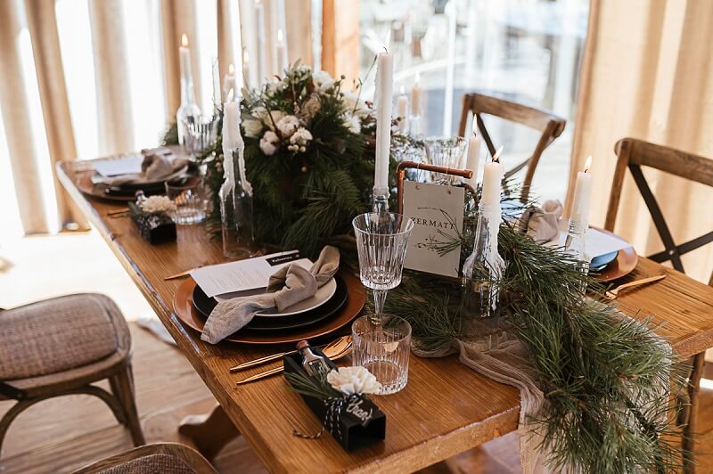 Hochzeit in den Bergen: Elegant-rustikale Tischdeko mit weißen Rosen