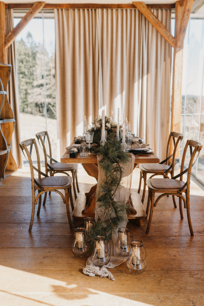 Hochzeit in den Bergen: Rustikale Tischdeko aus Latschenkiefer