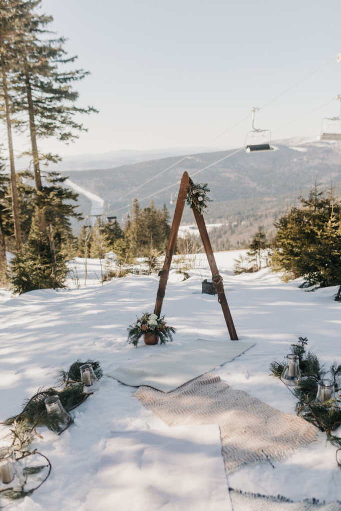 Hochzeit in den Bergen: Ein Traubogen aus alten Skiern