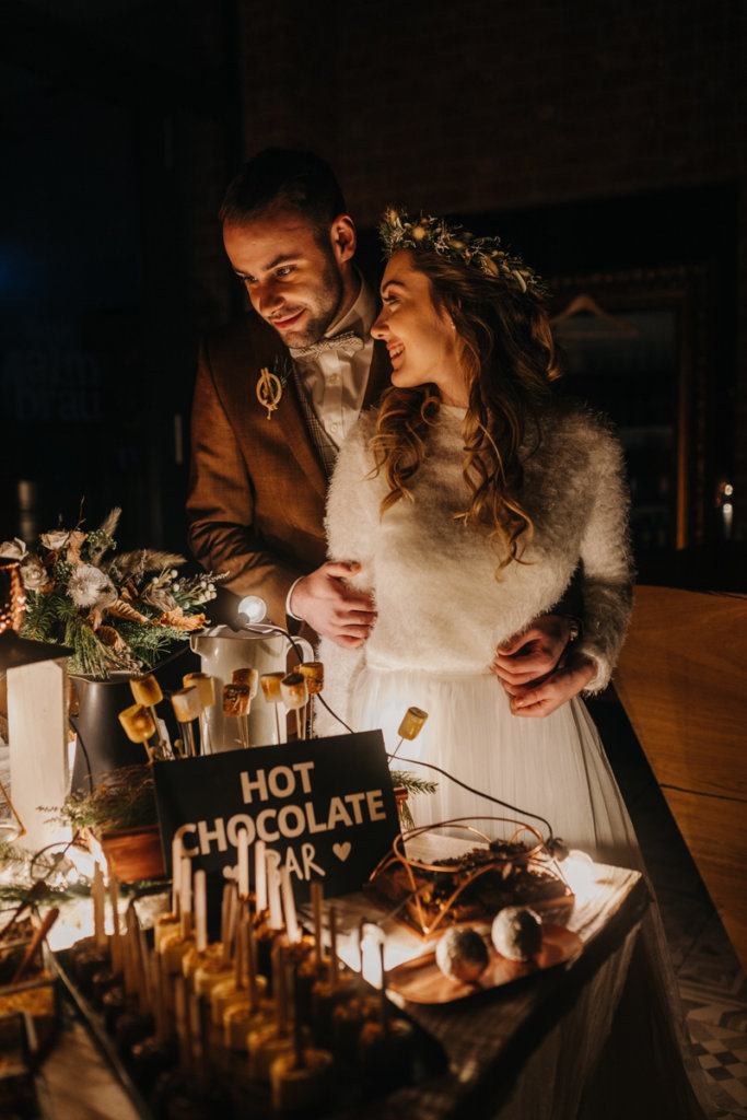 Hochzeit in den Bergen: Brautpaar an der Hot Chocolate Bar