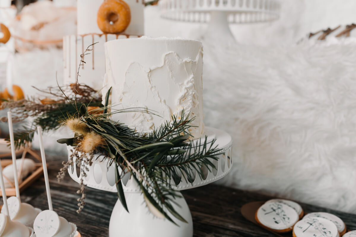 Hochzeit in den Bergen: Winterlicher Sweet Table dekoriert mit Latschenkiefer