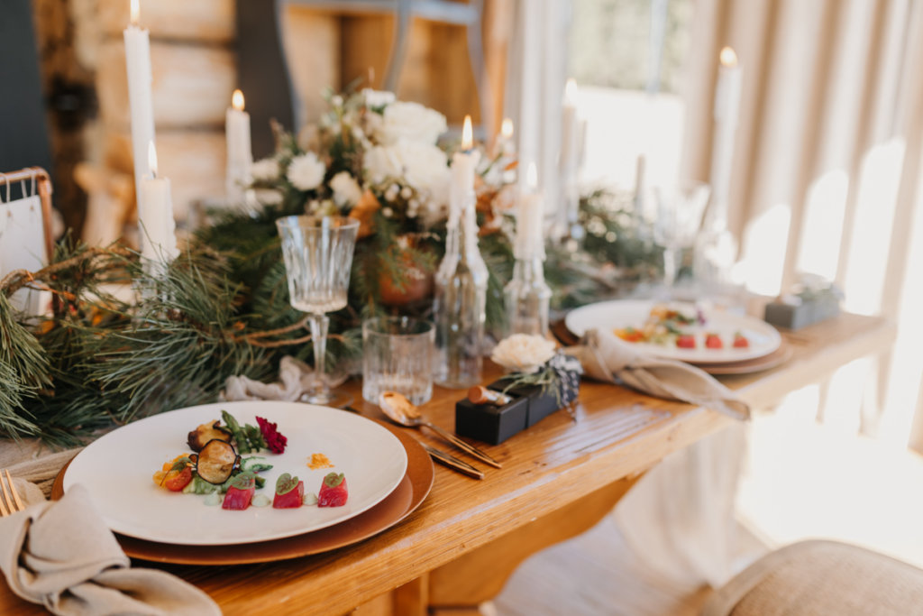 Hochzeit in den Bergen: Latschenkiefer und weiße Rosen als Tischdeko