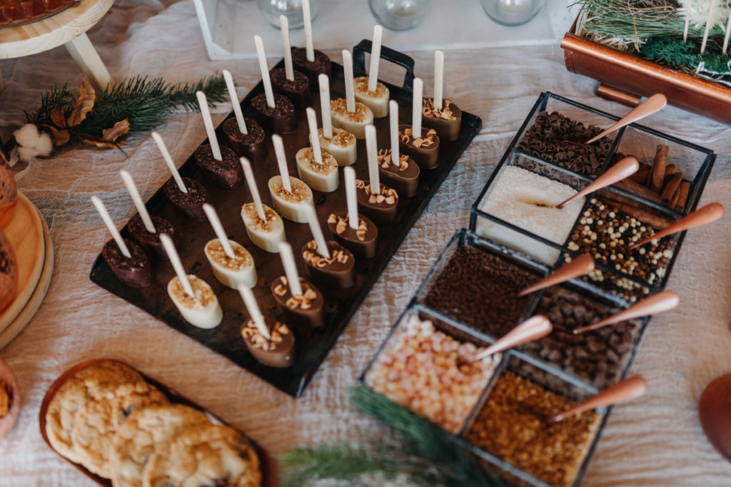 Hochzeit in den Bergen: winterliche Cake Pops am Sweet Table