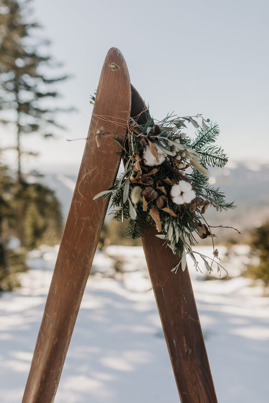 Hochzeit in den Bergen: Als Traubogen dienen alten Skier