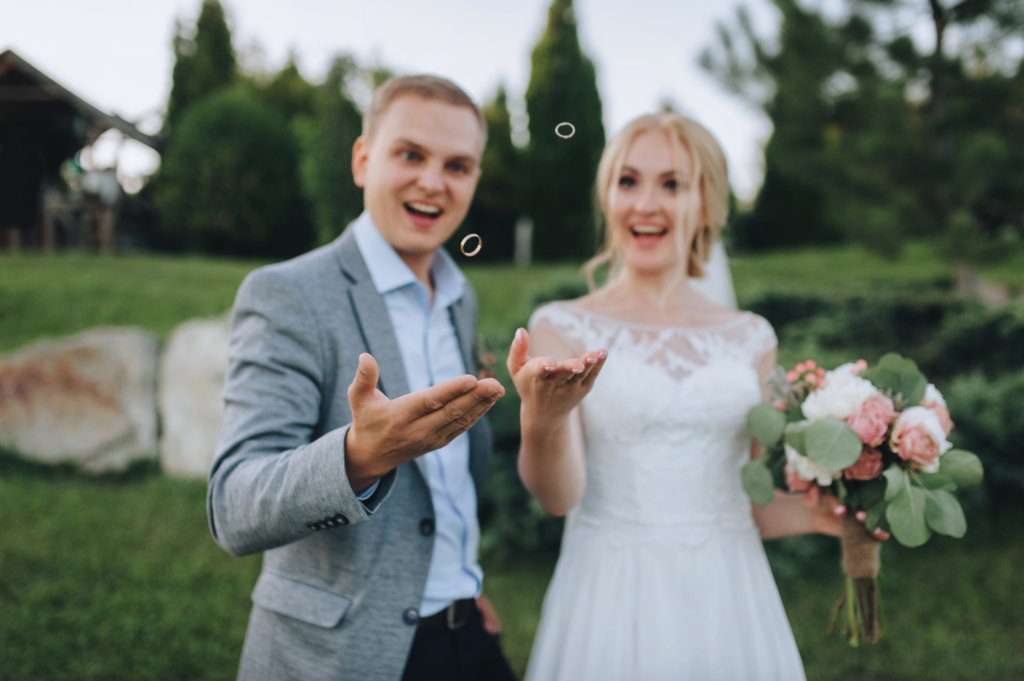 Hochzeitsplanung trotz Corona - Brautpaar mit Eheringen