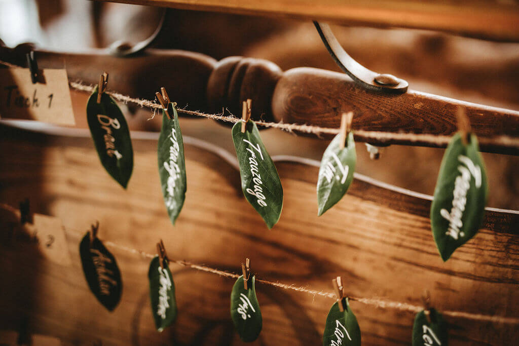 Rustikale Märchenhochzeit - Sitzplan aus echten Blättern