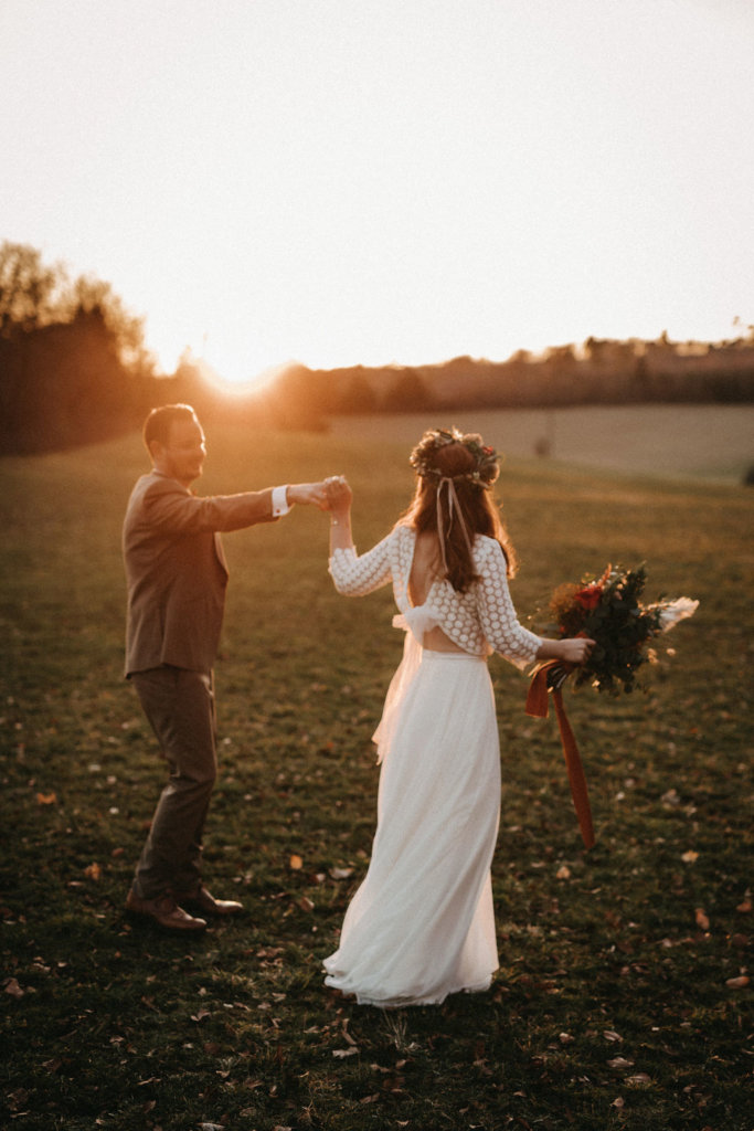 Rustikale Märchenhochzeit - Brautpaar bei Sonnenuntergang
