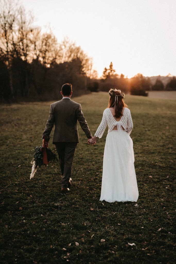 Rustikale Märchenhochzeit - Brautpaar bei Sonnenuntergang