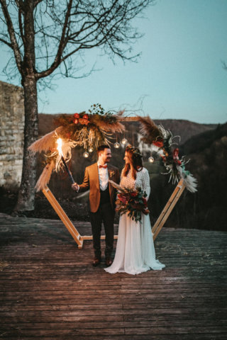 Rustikale Märchenhochzeit - Brautpaar mit Fackel