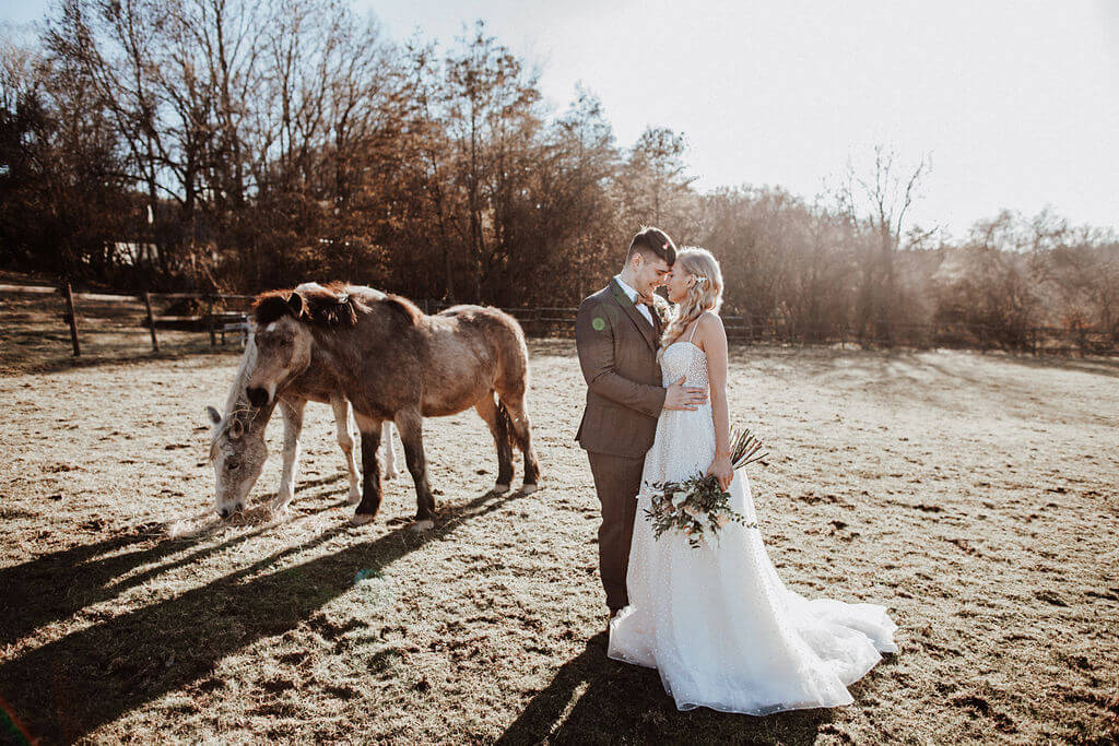 Modern Vintage Wedding - Brautpaar mit Pferd
