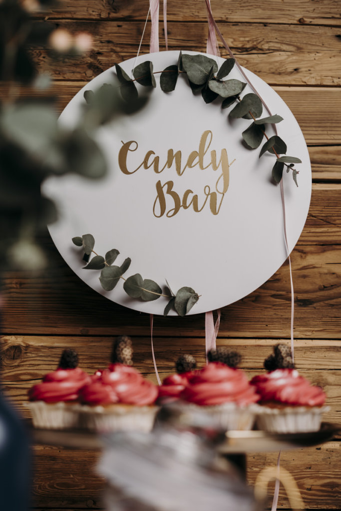 Hochzeit mit Baby-Gender-Reveal-Party - Candy Bar