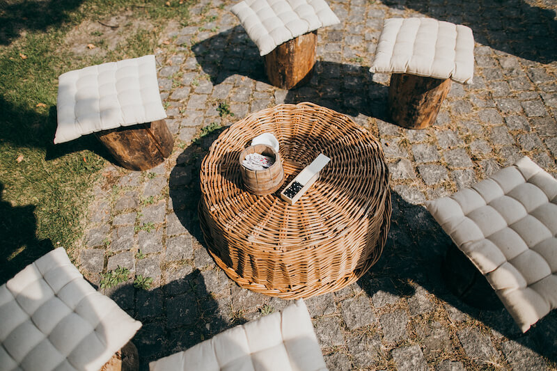 Sitzplätze für eine Gartenhochzeit