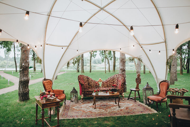 Hochzeitslounge für eine Gartenhochzeit