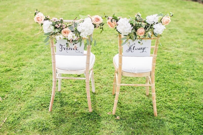 Brautstühle für eine Gartenhochzeit