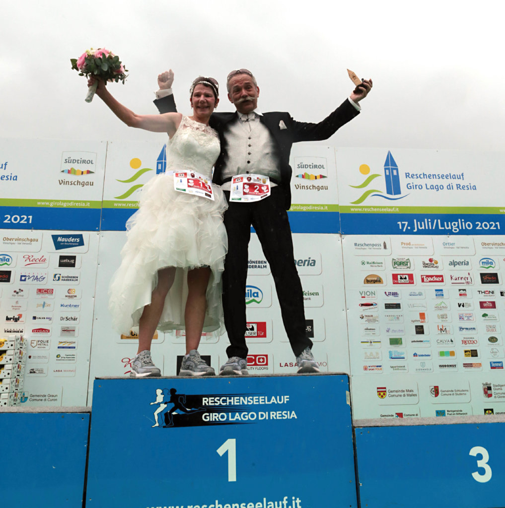 Ja-Wort auf der Laufstrecke: Brautpaar am Siegerpotest
