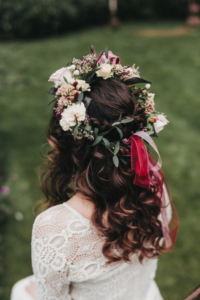 Brautstyling in Tracht - Blumenkranz im Haar