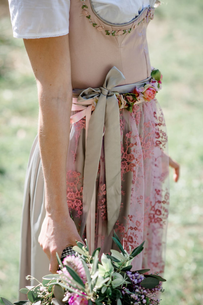 Brautstyling in Tracht - Spitzenschürze